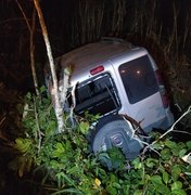 Condutor perde controle de veículo e capota na AL 110 em Arapiraca