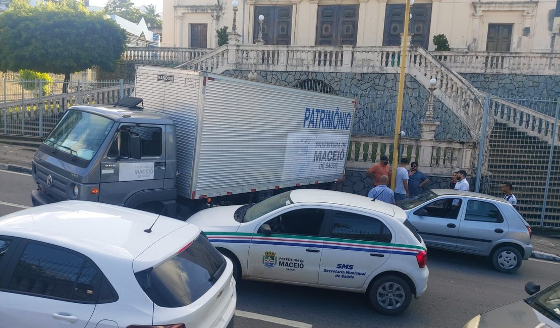 Caminhão e carro da Prefeitura de Maceió colidem no Centro de Maceió