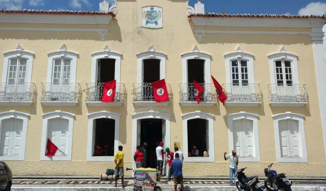 Acampados de movimento ‘sem terra’ ocupam sede da Prefeitura de Penedo