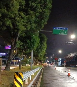 DMTT mantém instalação de guarda-corpo em vias de Maceió