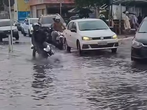 Chuvas fortes provocam alagamentos e transtornos no Centro de Arapiraca