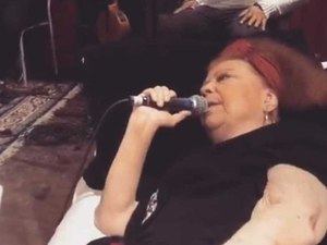 Beth Carvalho fará show deitada neste sábado