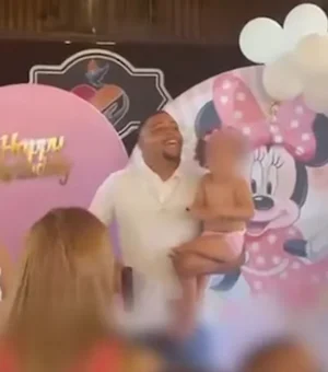 [Vídeo] “Com quem será?”: pai saca arma em festa da filha e divide a web