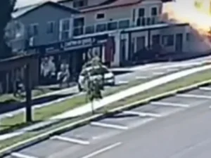 Vídeo mostra momento exato da queda de avião no litoral do RS