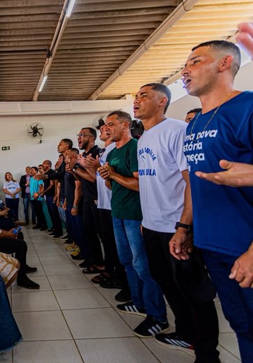 Coral de 60 vozes emociona público no aniversário da Comunidade Dona Paula