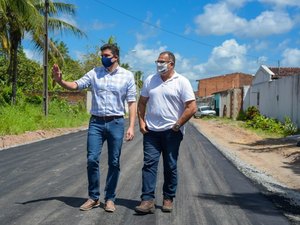 Prefeito vistoria obras do Nova Maceió no Village Campestre II