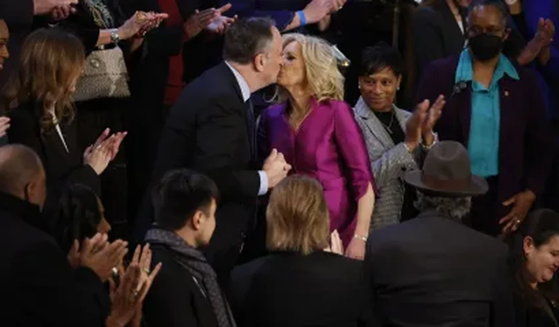 Primeira-dama dos EUA e marido de Kamala se cumprimentam com beijo na boca em evento