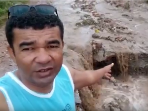 [Vídeo] Morador faz apelo para Prefeitura de Arapiraca consertar cratera na porta de sua casa