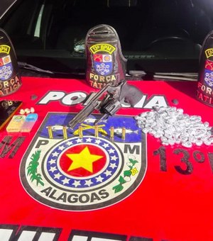 Homem é preso em flagrante com arma, maconha e crack em grota de Maceió