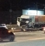 Carreta envolvida em acidente interdita rodovia na Massagueira