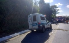 Colisão entre carro de passeio e ambulância deixa duas pessoas feridas