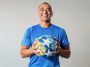 Capitão do Penta, Cafu autografa biografia na Bienal, a convite da Prefeitura de Maceió