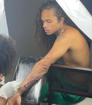 Após término, Vitão faz tatuagem: 'A vida não é um conto de fadas'