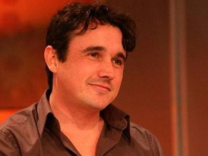 Mãe do ator Caio Junqueira morre 10 meses após morte do filho