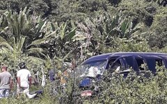 Veículo de transporte alternativo de Campestre colide em poste e deixa feridos na BR 101 