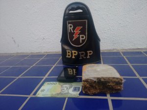 Mulher é presa com meia barra de maconha escondida na calcinha