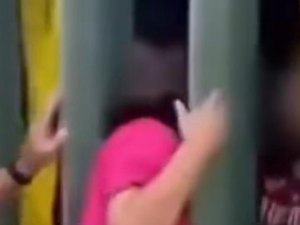 Michelle Bolsonaro discute com cidadãos em seção eleitoral de Brasília