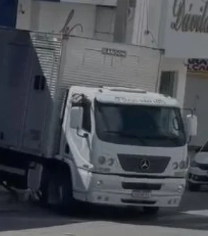 Caminhão desgovernado atinge mulher e criança no Sertão da Paraíba