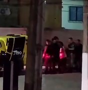 Homem reage a abordagem e acaba preso após tentar agredir policiais