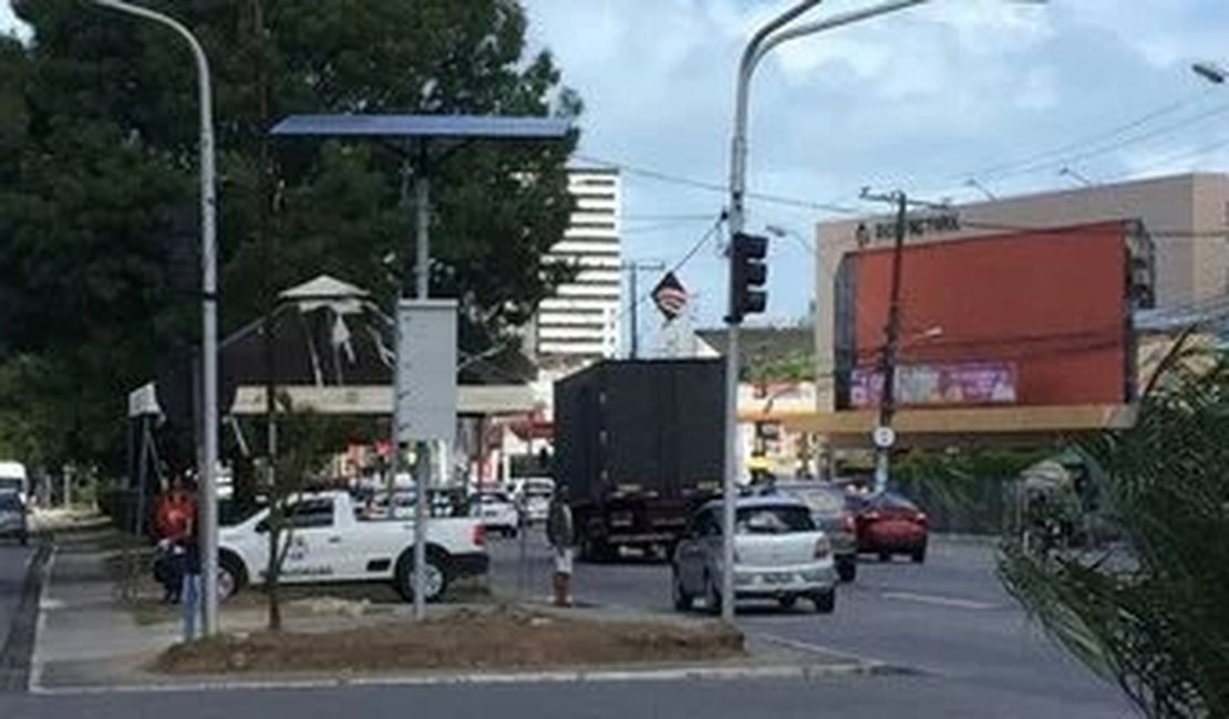 Semáforos amanhecem intermitentes na Avenida Fernandes Lima