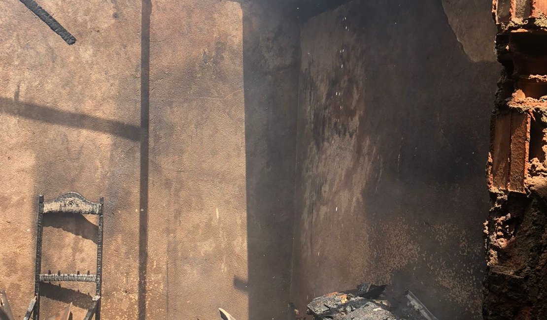 Após desentendimento familiar, homem ateia fogo em residência