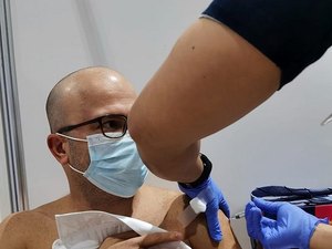 Médico maceioense é um dos primeiros brasileiros a tomar a vacina contra a Covid-19