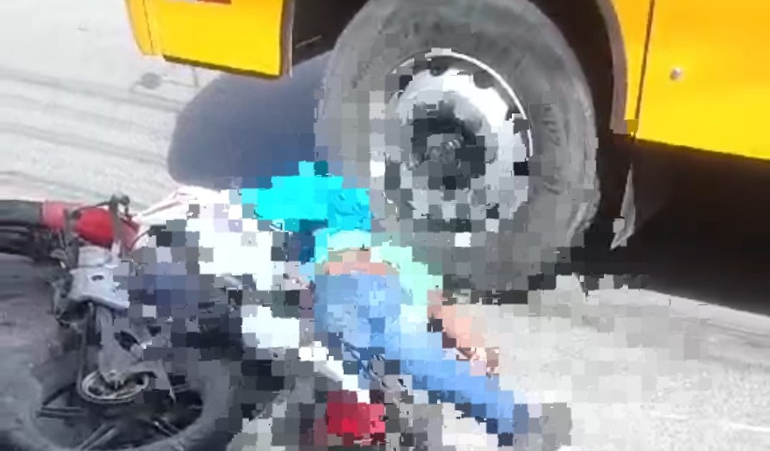 [Vídeo] Homem morre ao ficar preso entre moto e ônibus, no bairro Farol