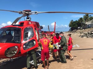 [Vídeo] Bombeiros usam helicóptero para resgatar banhista em Marechal Deodoro