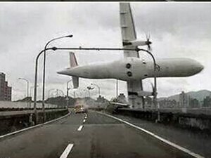 Piloto desligou motor que funcionava antes de avião cair em Taiwan