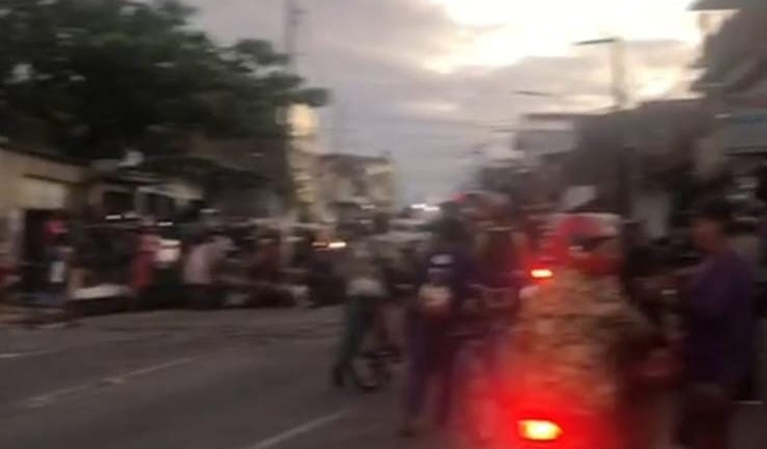 [VÍDEO] Moradores do Jacintinho protestam contra falta de água