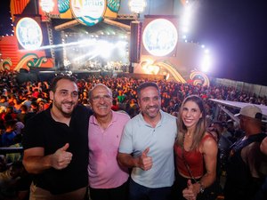 Governador Paulo prestigia Festa de Bom Jesus dos Navegantes em Penedo