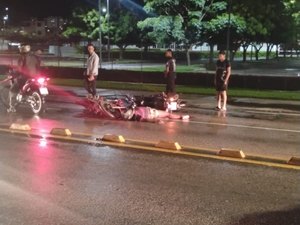 Motociclista tem fratura exposta no pé após sofrer acidente no bairro Serraria, em Maceió
