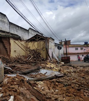 [Vídeo] Galpão ao lado da prefeitura de Palmeira desaba na manhã desta quinta (15)