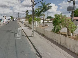 Quatro celulares são roubados ao mesmo tempo perto de escola estadual
