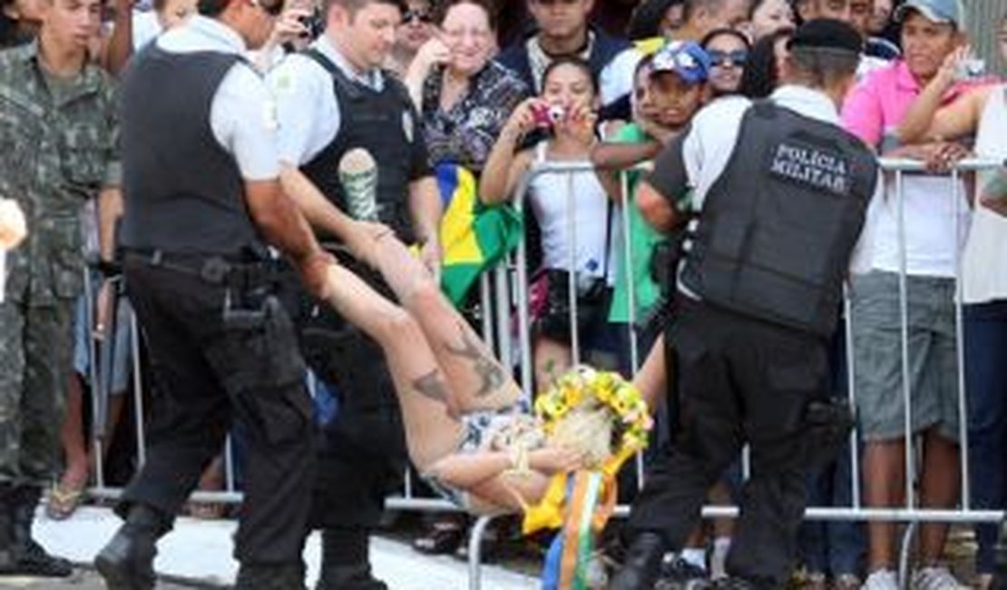 Em protesto, ativistas são detidas seminuas em Brasília