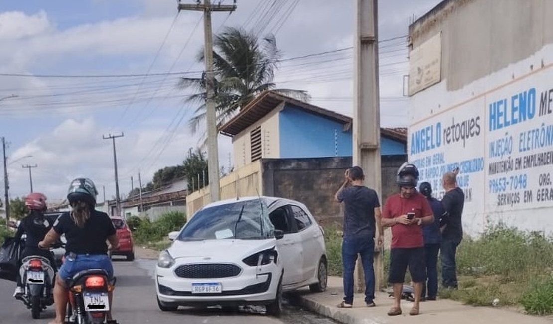 Motorista bate em poste após perder o controle da direção do veículo em Arapiraca
