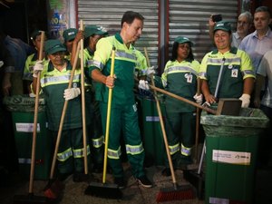 Doria se veste de gari e diz que vai limpar as ruas de SP todas as semanas
