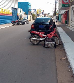 [Vídeo] Motociclista colide em carro estacionado no bairro Ouro Preto