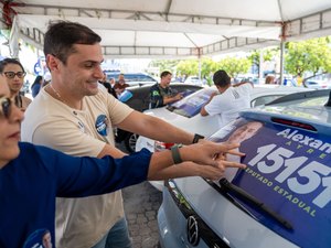 Campanha de Alexandre Ayres ganha as ruas com grande adesivaço em Maceió
