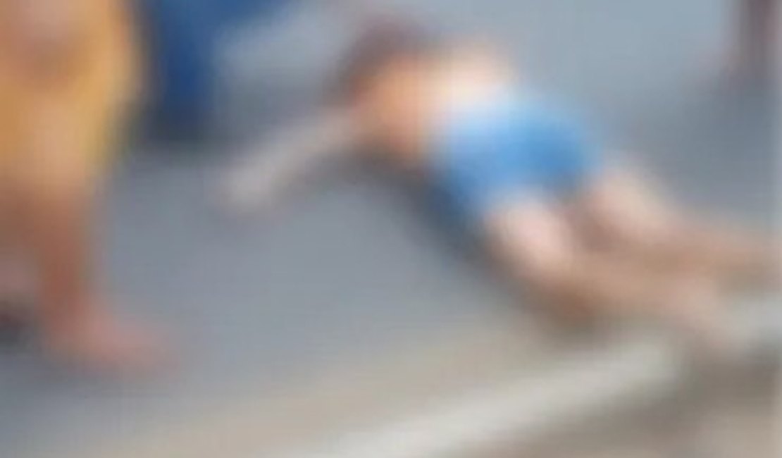 Homem e mulher ficam em estado grave após moto atingir árvore em Maceió