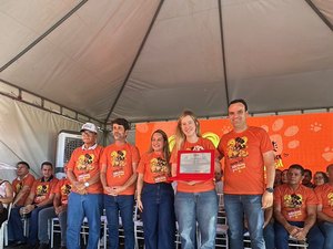 Cibele Moura recebe título de reconhecimento por apoio ao União Pet, em União do Palmares