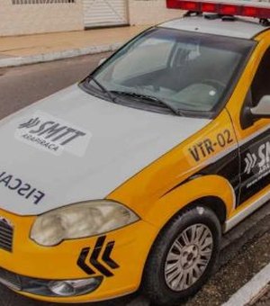 Caminhonete e moto colidem e deixam trânsito lento na Rua Dom Pedro II, em Arapiraca