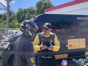Ação educativa orienta motociclistas sobre segurança no trânsito em Maceió
