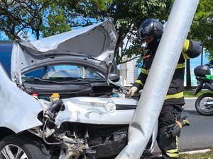 Quatro pessoas são vítimas de colisão entre carro e poste no Tabuleiro do Martins