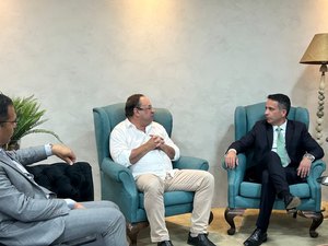 Abastecimento e saneamento são temas de encontro com prefeito de Arapiraca e governador