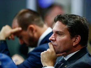 Hugo Motta cassa Eduardo Bolsonaro e Ramagem em decisão da Mesa Diretora