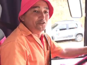 [Vídeo] De 'rosa', motorista distribui alegria aos passageiros de ônibus em Arapiraca 
