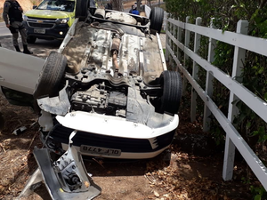 Assaltantes que dirigiam carro roubado capotam em Limoeiro de Anadia