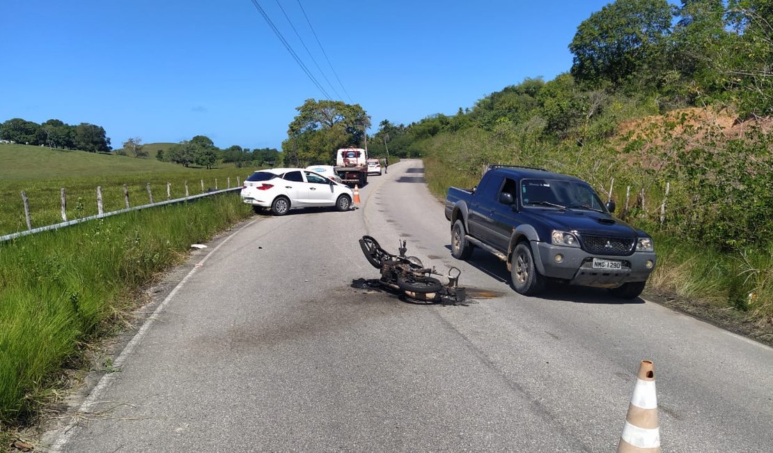 Moto pega fogo após colisão com carro na AL-435, em Passo de Camaragibe