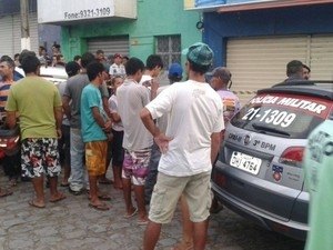 Homem usando capacete invade loja de peças de moto e executa jovem